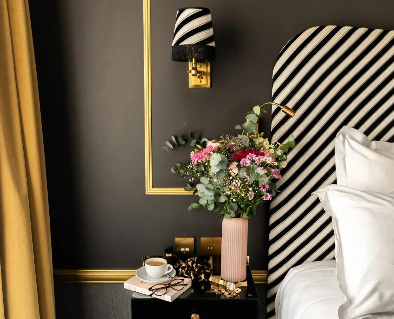 Snob Hotel